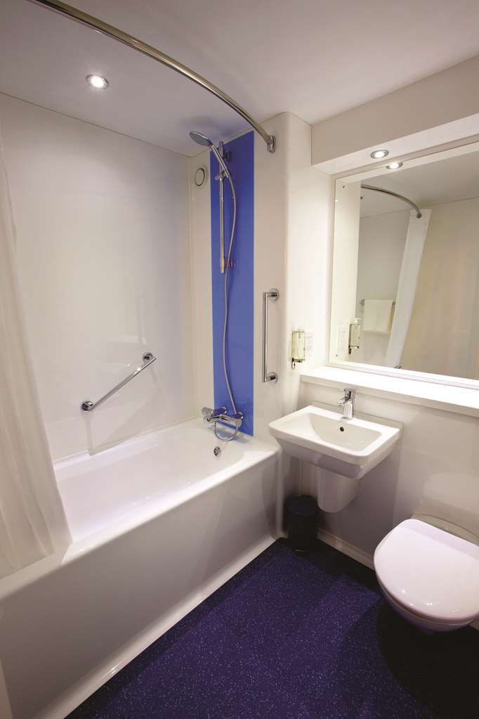 Travelodge Dundee Strathmore Avenue Room photo